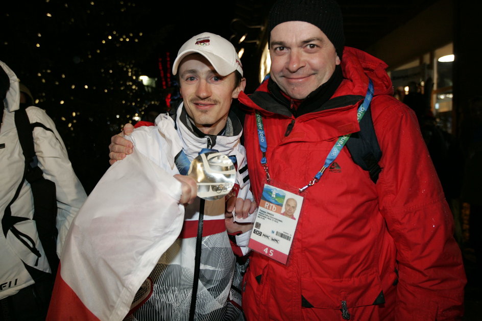 Adam Małysz i Tomasz Zimoch ze srebrnym medalem igrzysk olimpijskich w Vancouver (2010 r.)