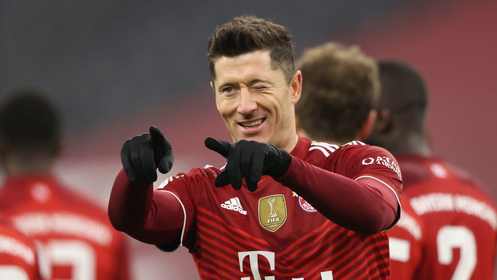 Robert Lewandowski cieszy się ze zdobycia gola w meczu z VfL Wolfsburg (17.12.2021)