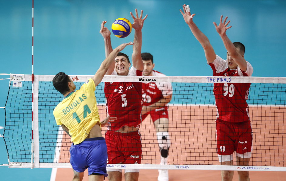 Polska – Brazylia w Final Six Ligi Narodów. Douglas Souza (l), Łukasz Kaczmarek (ś), Norbert Huber (p)