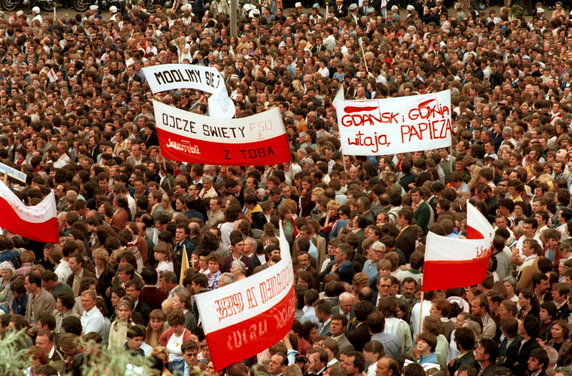 Wierni na Stadionie Dziesięciolecia w czasie mszy św. z udziałem Jana Pawła II