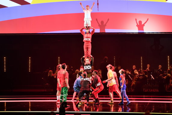 Akrobatyczny show przed losowaniem grup Euro 2020