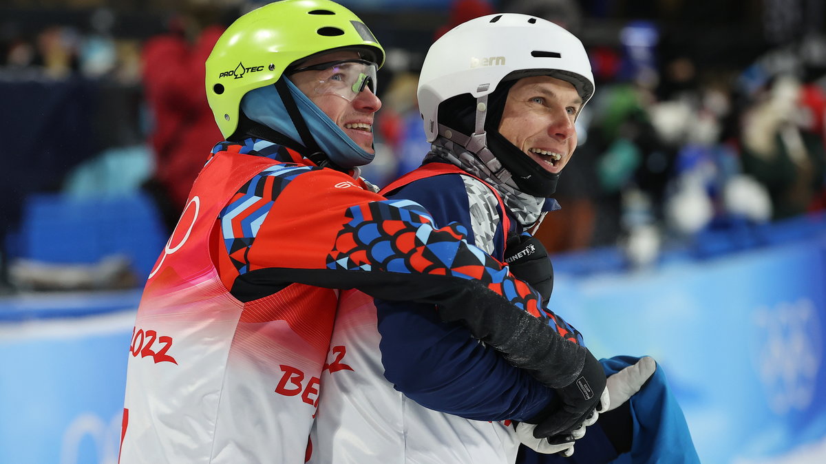 Ilja Burow (z lewej) i Ołeksandr Abramenko po zawodach w skokach akrobatycznych na igrzyskach olimpijskich w Pekinie