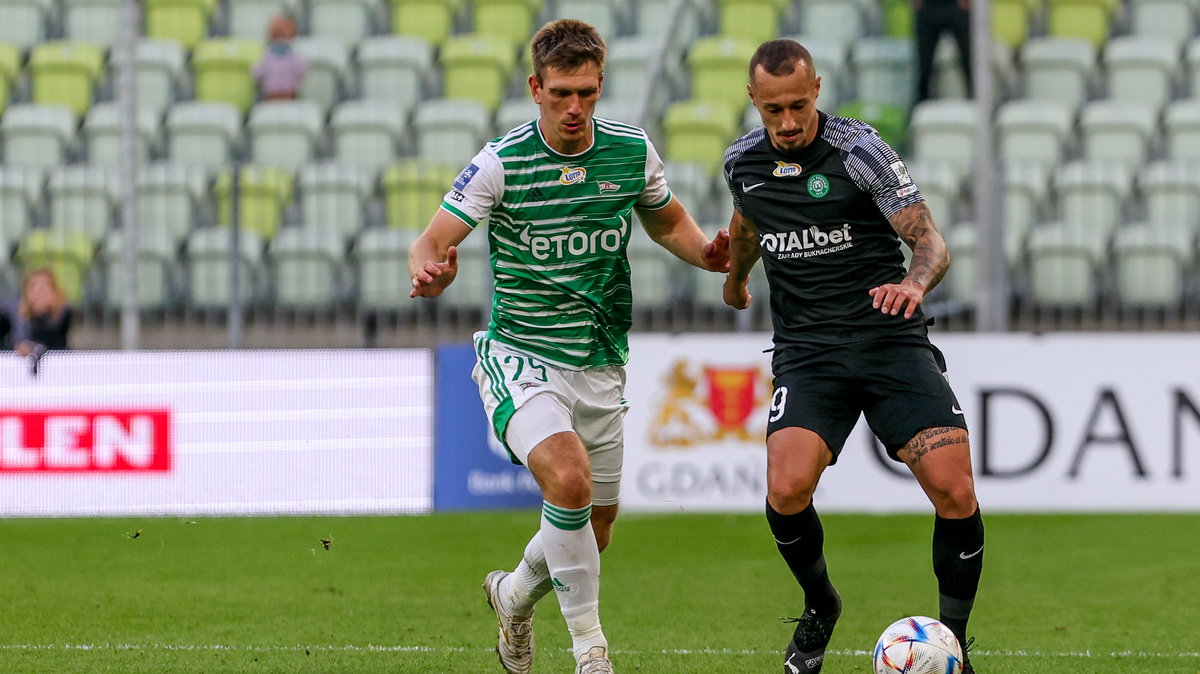 Adam Zrelak (z prawej) w jednym z wielu pojedynków z Michałem Nalepą (Lechia Gdańsk - Warta Poznań)