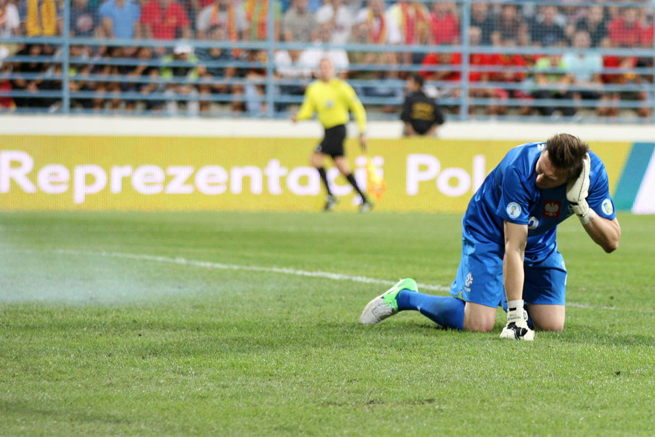 Przemysław Tytoń ogłuszony przez petardę w meczu Czarnogóra - Polska (2012 r.)