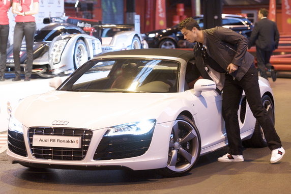 Cristiano Ronaldo przy swoim Audi R8