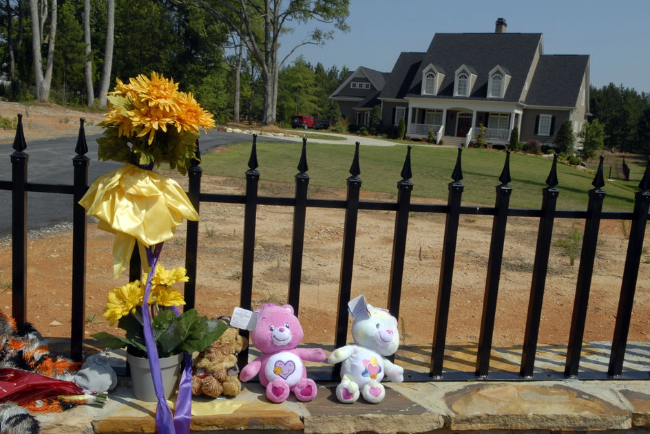 Kwiaty przed domem w Fayetteville w stanie Georgia, w którym doszło do tragedii