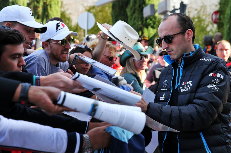 Robert Kubica rozdaje autografy przed wyścigiem Formuły 1