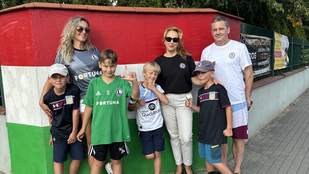 Jo Harper (z prawej) razem z żoną (w środku), sąsiadką i dziećmi przed meczem Legia Warszawa — Aston Villa