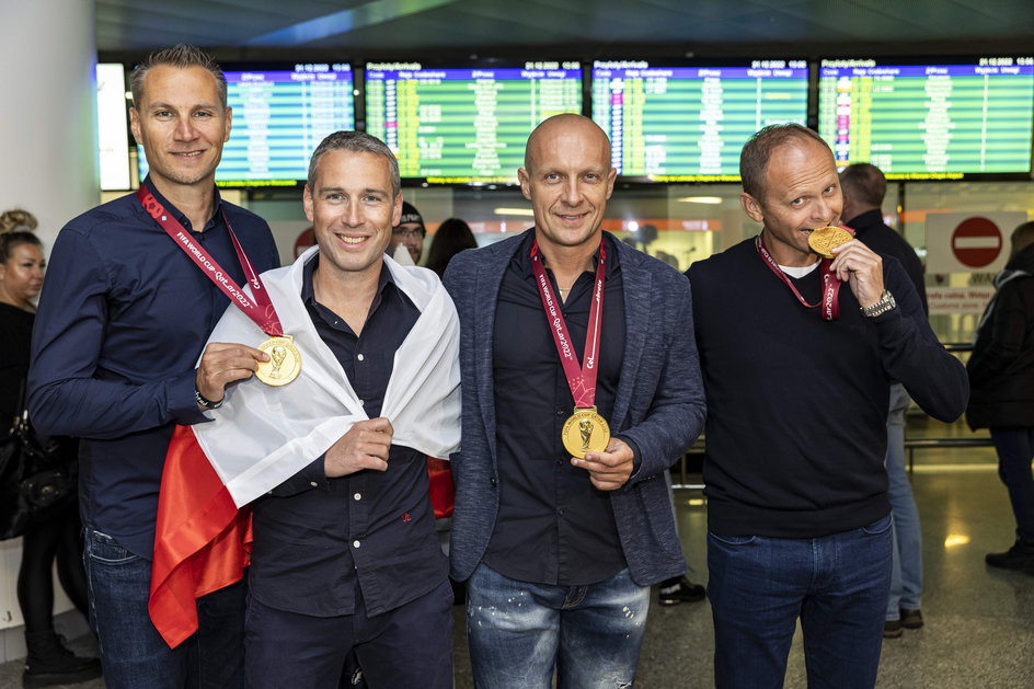 Sędziowie finału MŚ – od lewej: Tomasz Kwiatkowski (VAR), Tomasz Listkiewicz (asystent), Szymon Marciniak (główny), Paweł Sokolnicki (asystent) po powrocie z Kataru do Polski z pamiątkowymi medalami