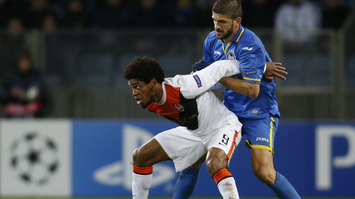 Luiz Adriano (z lewej) 