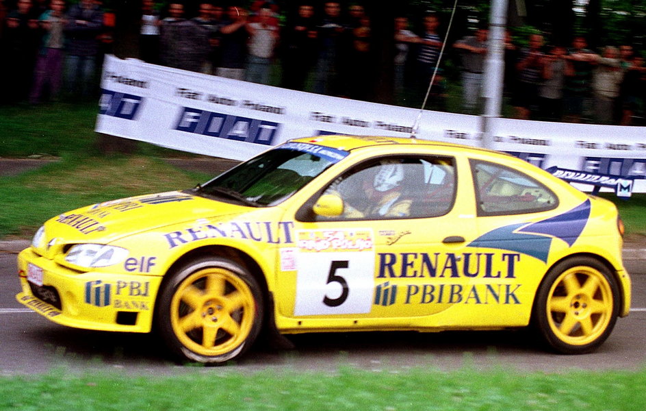 Janusz Kulig za kierownicą Renault Megane Maxi podczas 54. Rajdu Polski (13.06.1997)