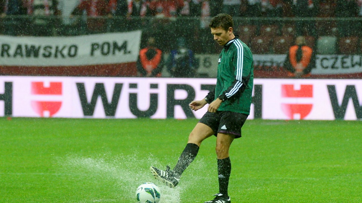 Gianlucca Rocchi kontroluje murawę na Stadionie Narodowym