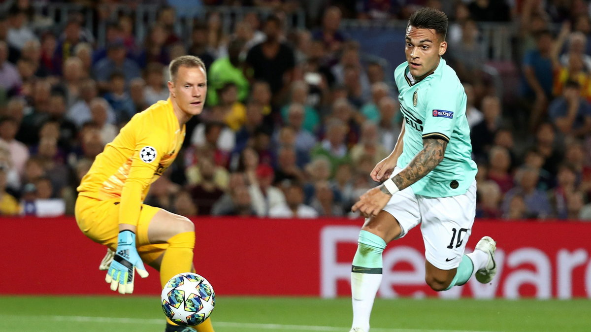 Lautaro Martinez (Inter Mediolan) i Marc-Andre ter Stegen (FC Barcelona)