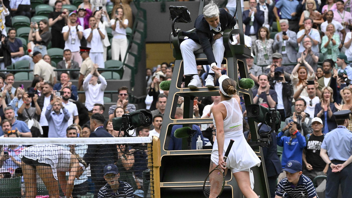 Wiktoria Azarenka i Elina Switolina po meczu na Wimbledonie