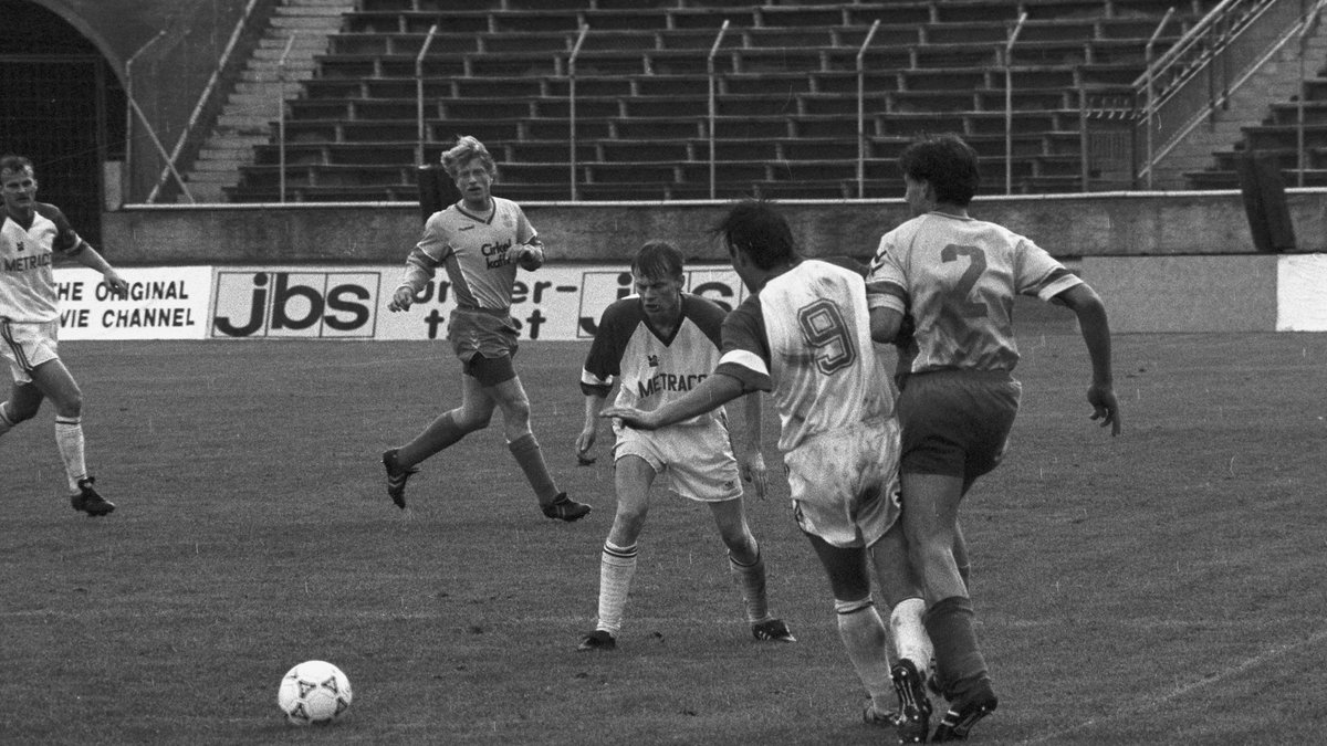 Mecz Zagłębie Lubin – Broenby Kopenhaga w PEMK. Stadion Górniczy, 1991 r.