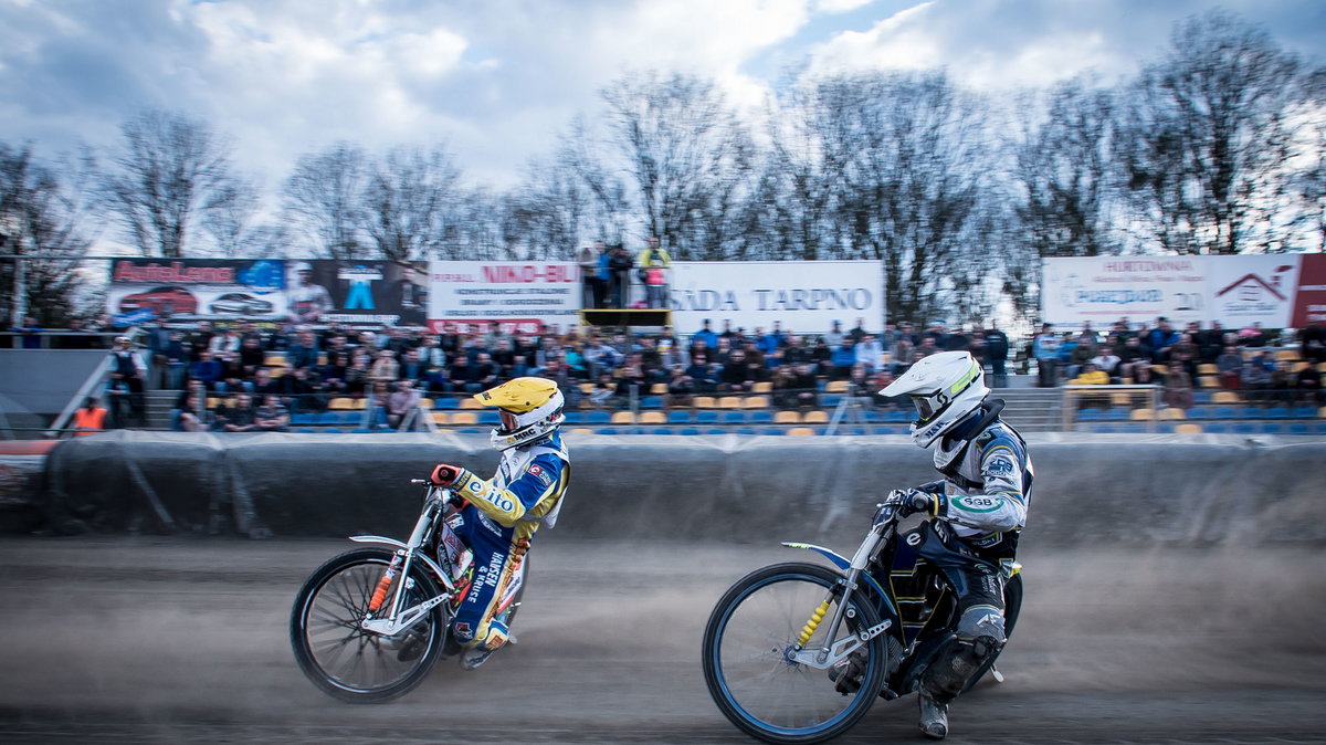 Z prawej Marcin Kościelski, który w 2020 roku jeździł dla niemieckiego Wolfe Wittstock w polskiej 2. LŻ