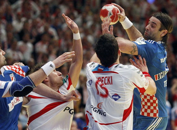 2010-01-30T162642Z_01_EIS12_RTRIDSP_3_HANDBALL-EUROPEAN.jpg