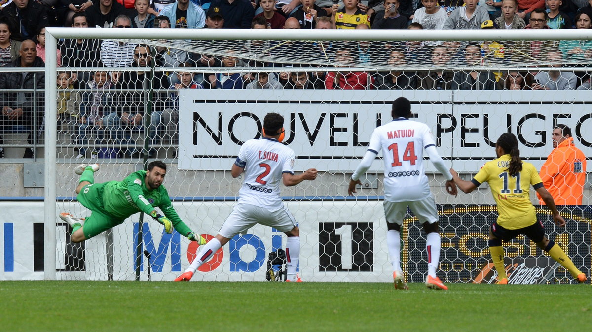 Thiago Silva strzela samobójczą bramkę w meczu z Sochaux