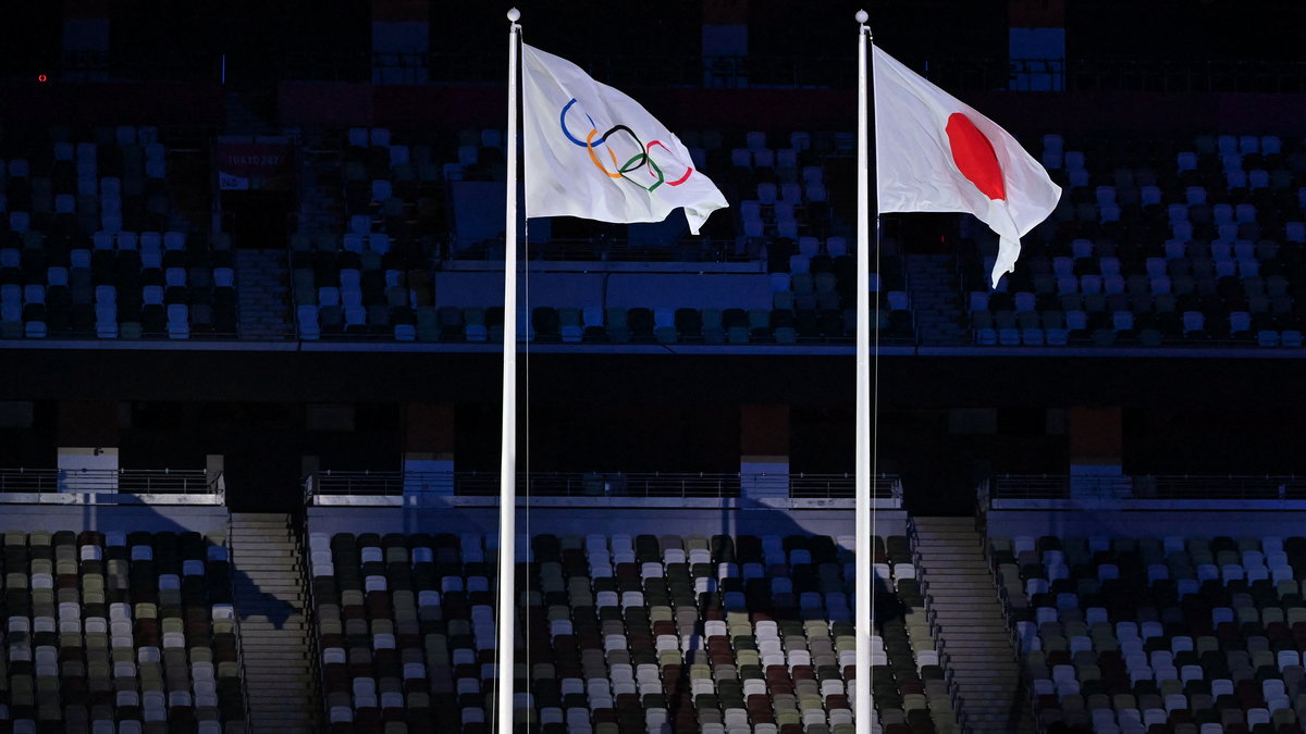 Flaga olimpijska i flaga Japonii