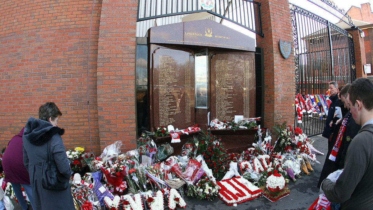 Tablica pamiątkowa ofiar tragedii na stadionie Hillsborough