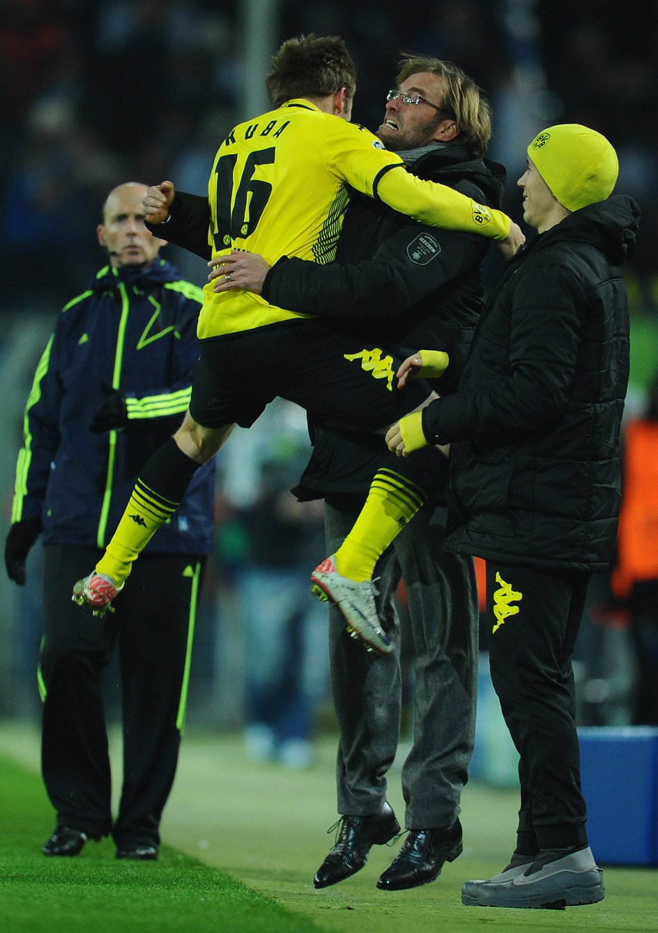 Jakub Błaszczykowski skacze w objęcia Juergena Kloppa w meczu Ligi Mistrzów Borussia Dortmund - Olympique Marsylia