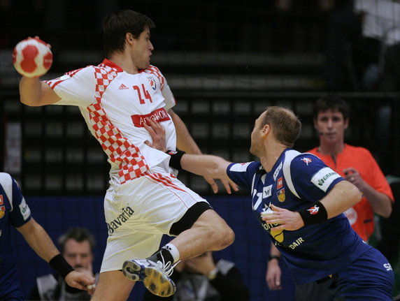 2010-01-25T152635Z_01_NSO01_RTRIDSP_3_HANDBALL-AUSTRIA.jpg