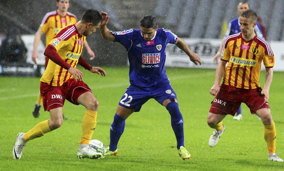 PIŁKA NOŻNA LIGA POLSKA KORONA KIELCE PIAST GLIWICE (Kamil Sylwestrzak Vlastimr Jovanovic Ruben Jurado Fernandez)