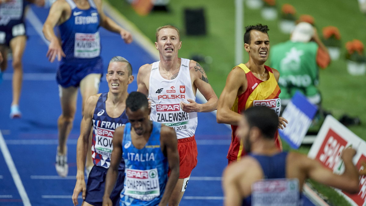 Krystian Zalewski (w białej koszulce) na mecie biegu na 3000 m z przeszkodami