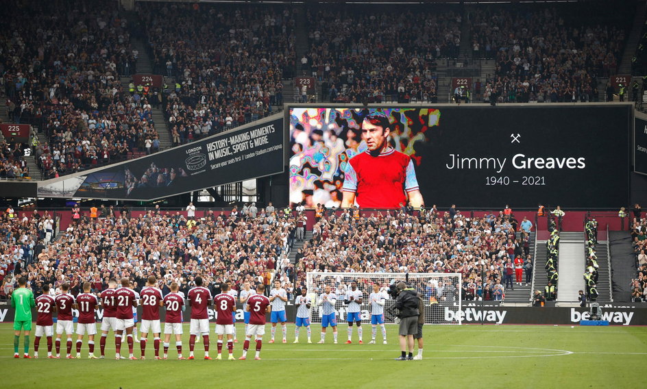 Jimmy Greaves reprezentował barwy trzech londyńskich klubów: Chelsea, Tottenhamu i West Hamu. Tutaj pożegnany na London Stadium przed starciem WHU - Manchester United.