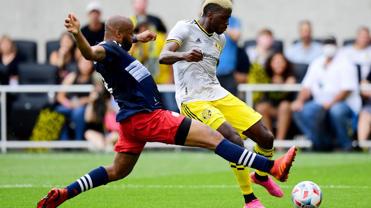 Andrew Farrell (z lewej) okazał się pechowem meczu z Columbus Crew