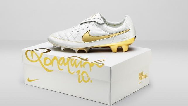 Powrót gwiazdy: Tiempo Legend "Touch of Gold" - kultowe buty Ronaldinho -  Przegląd Sportowy