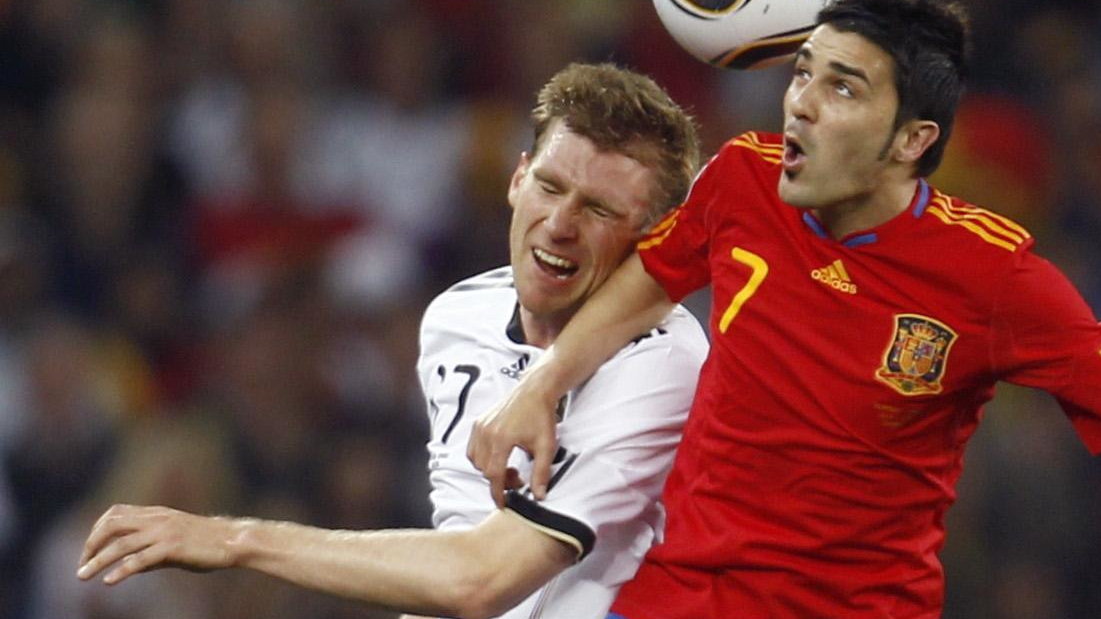 Per Mertesacker (L) i David Villa