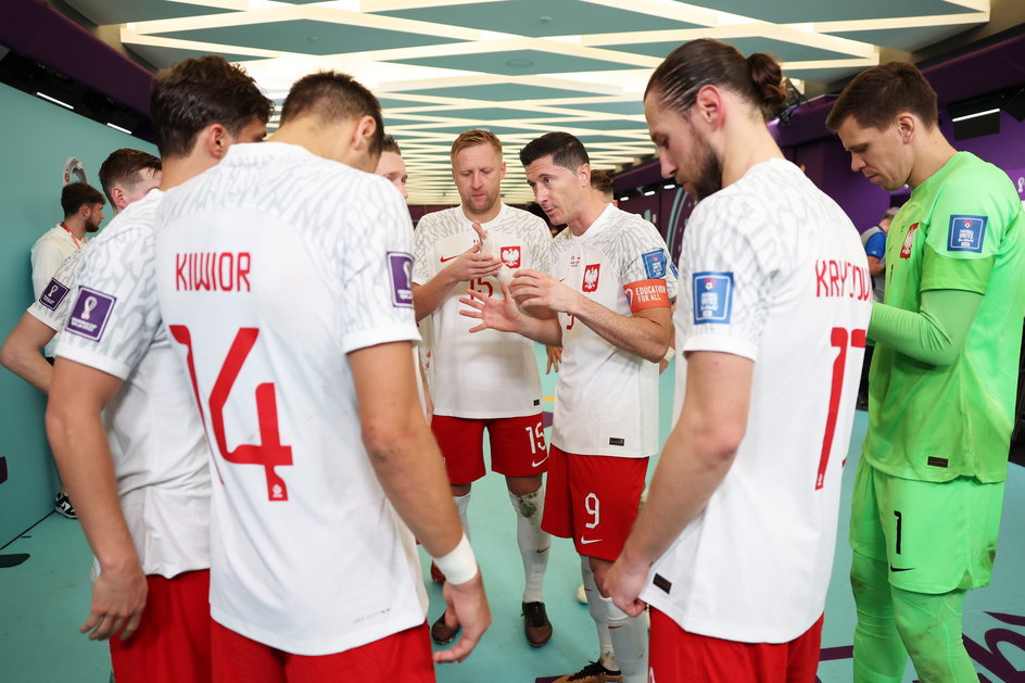 Robert Lewandowski w rozmowie z innymi reprezentantami Polski (4 grudnia 2022 r.).