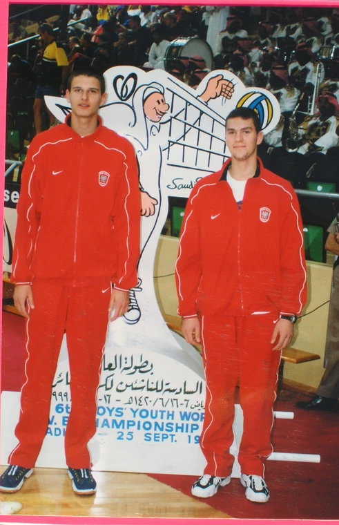Razem z Maciejem Kosmolem, późniejszym statystykiem w kadrze Raula Lozano i trenerem żeńskich drużyn, grali w MOS Wola Warszawa, a także wywalczyli brąz MŚ kadetów w 1999 roku w Arabii Saudyjskiej.
