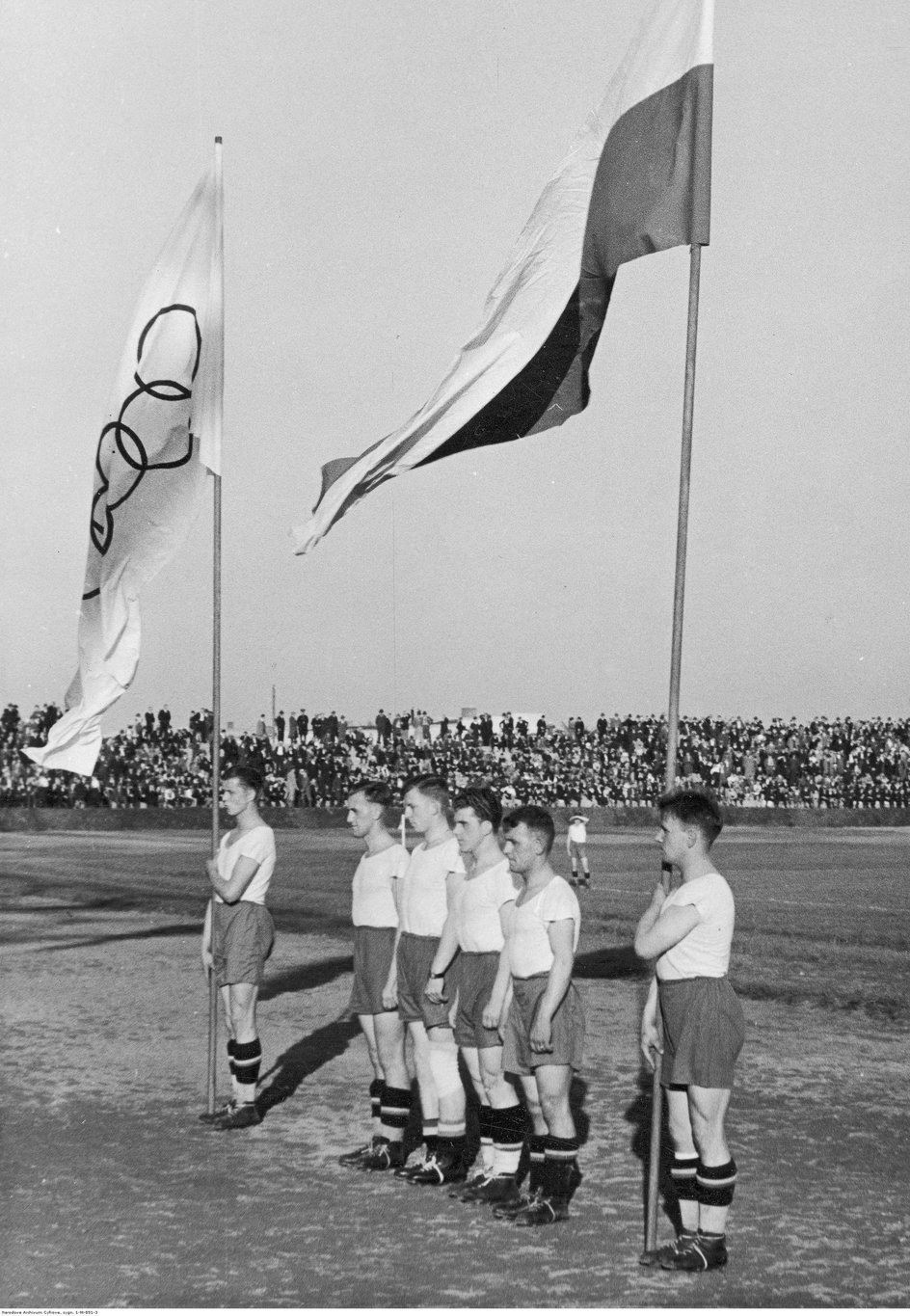 29 września 1935 roku w przewie meczu z Wartą Poznań czterech piłkarzy Ruchu, w tym Wilimowski (trzeci z lewej), złożyło przysięgę olimpijską. Niestety z powodu podejrzenia wzięcia pieniędzy za mecz. Wisłą Kraków (olimpijczycy musieli być amatorami) i co za tym idzie złamanie przysięgi – „Ezi” na igrzyska nie pojechał.