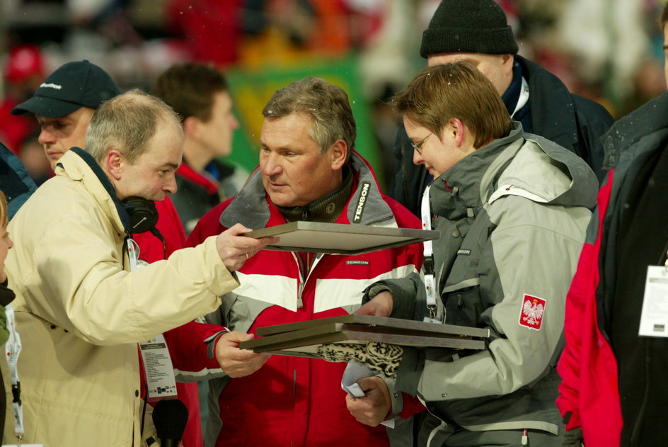 Tomasz Zimoch i prezydent Aleksander Kwaśniewski podczas zawodów Pucharu Świata w skokach w Zakopanem (2004 r.)