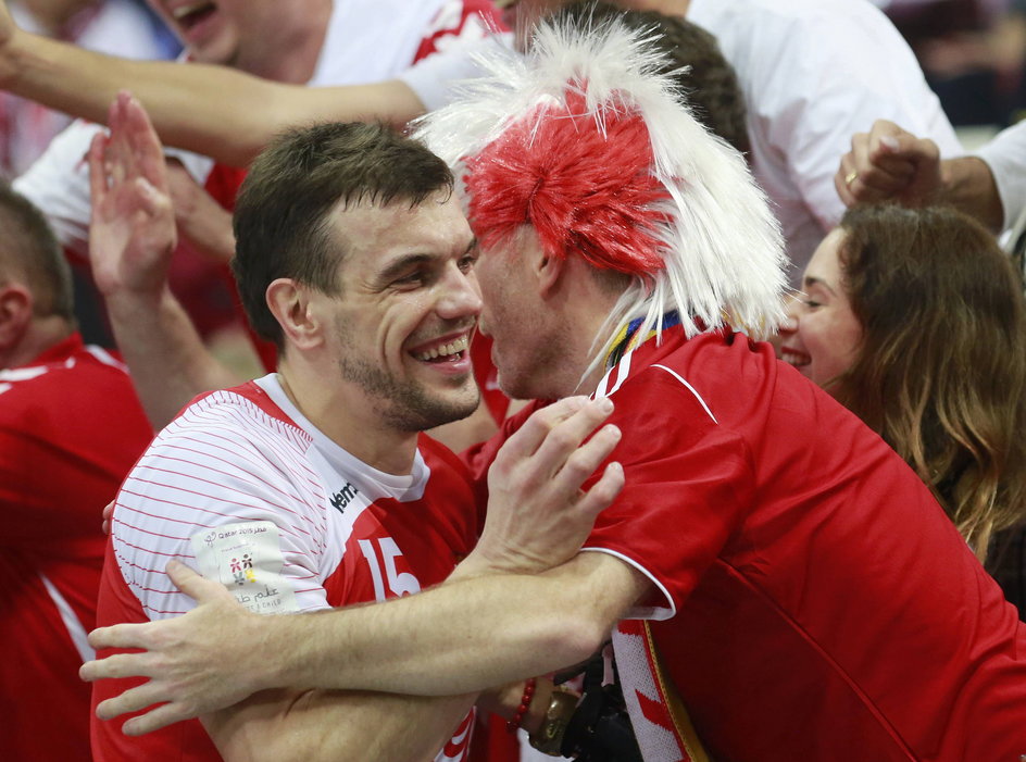 Michał Jurecki (L) w objęciach polskich fanów