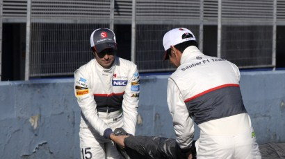 Kamui Kobayashi (R) i Sergio Perez odsłaniają bolid Saubera