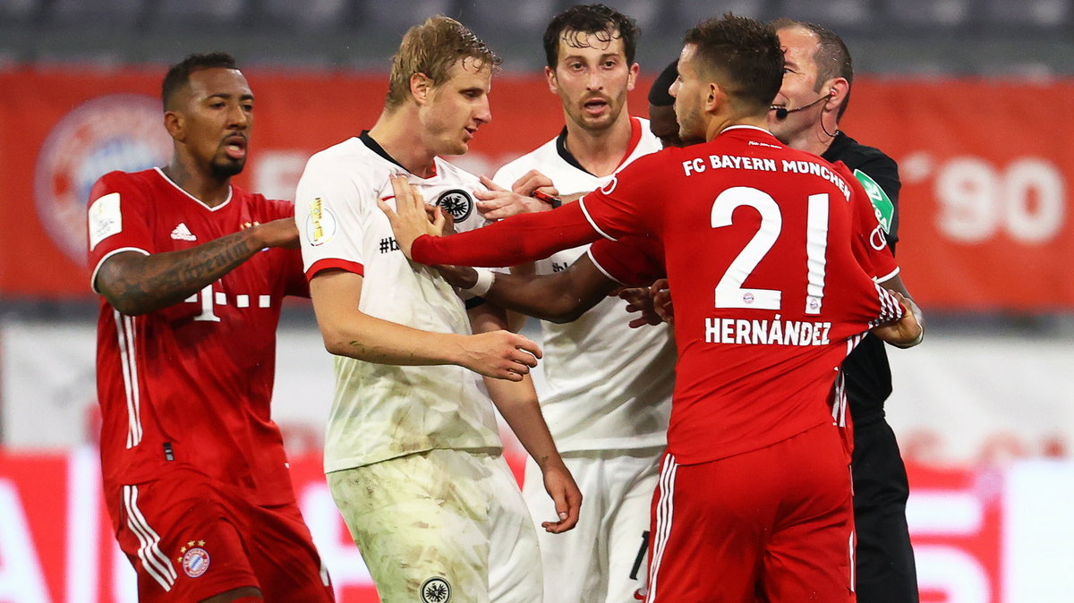 Martin Hinteregger zaatakowany przez piłkarzy Bayernu