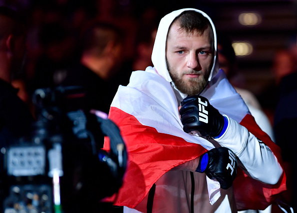 David Zawada z flagą Polski na gali UFC