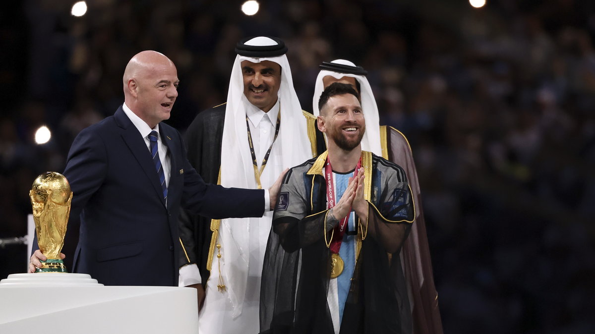 Gianni Infantino - prezydent FIFA, Tamim bin Hamad Al Thani - emir Kataru i Lionel Messi