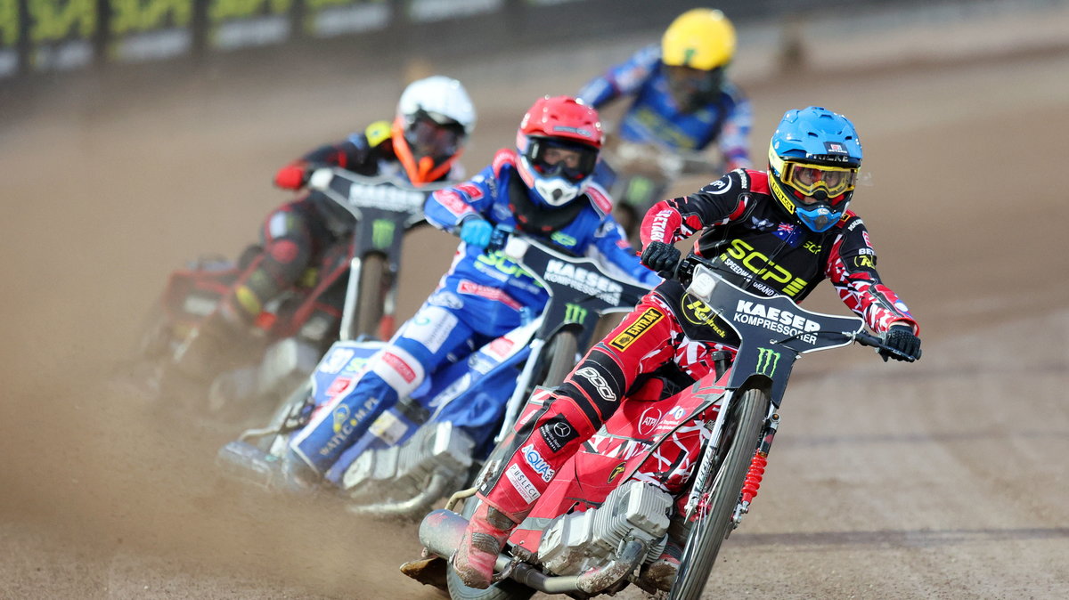 Max Fricke w kasku niebieskim.