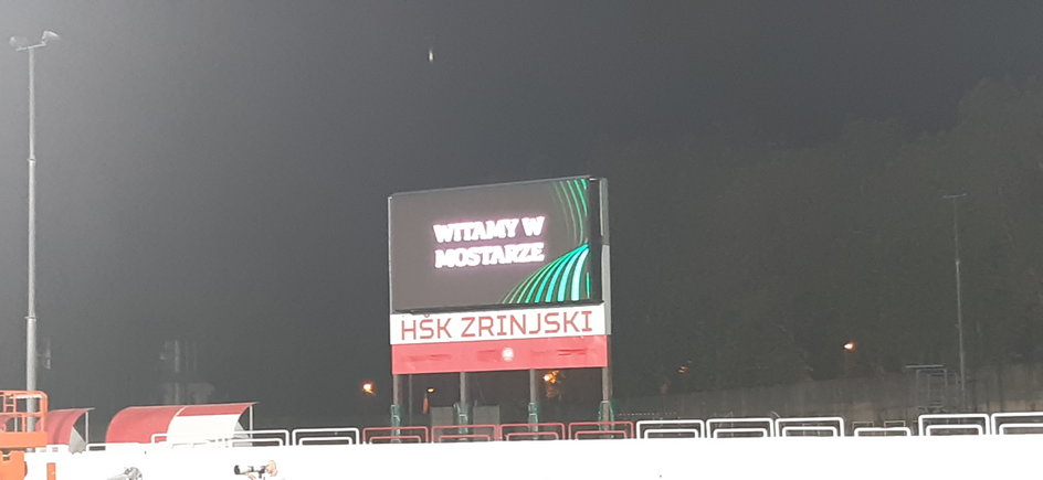 Takim napisem za bramką przywitały władze Zrijnskiego Mostar piłkarzy Legii