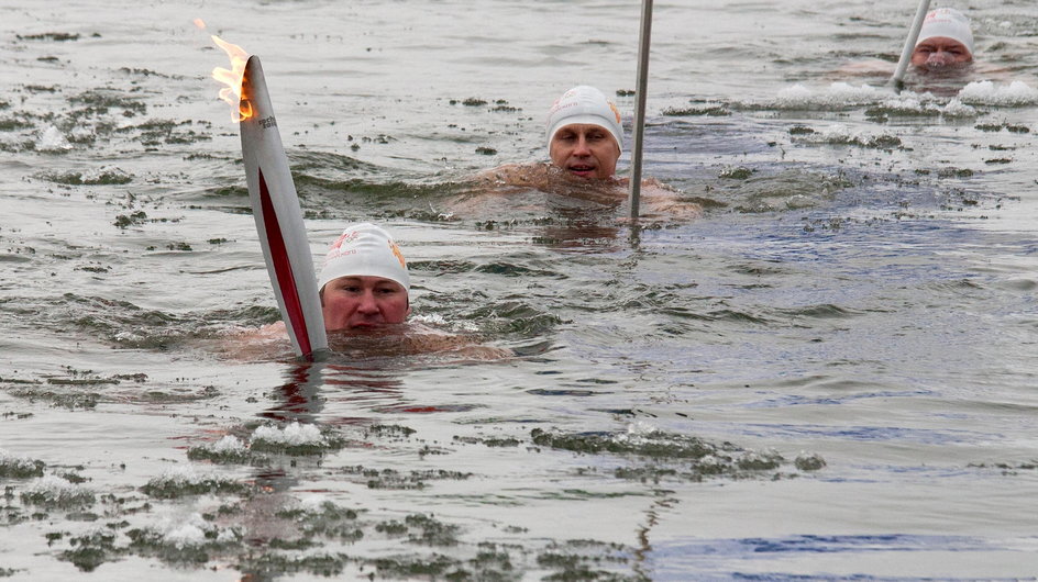 Ogień olimpijski w rękach morsów