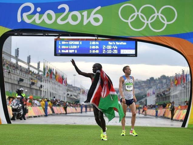 Eliud Kipchoge i Galen Rupp (z tyłu) zdobyli olimpijskie medale w Rio, biegnąc w butach, których nie było w powszechnej sprzedaży