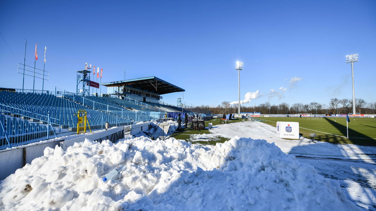 Śnieg na stadionie Wisły Płock