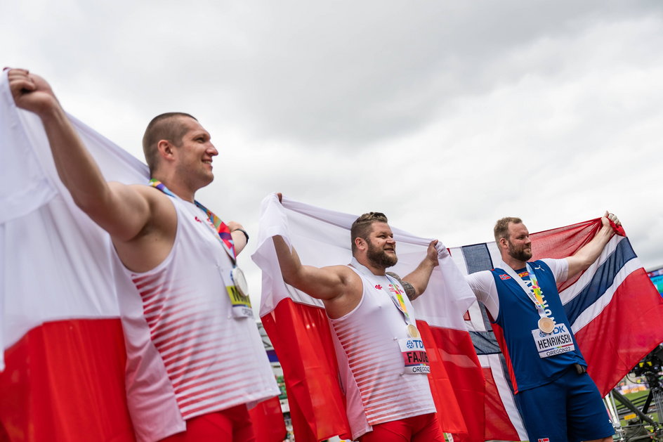 Podium MŚ 2022 w rzucie młotem: od lewej Wojciech Nowicki, Paweł Fajdek i Norweg Eivind Henriksen