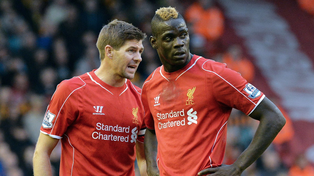 Steven Gerrard (L) i Mario Balotelli