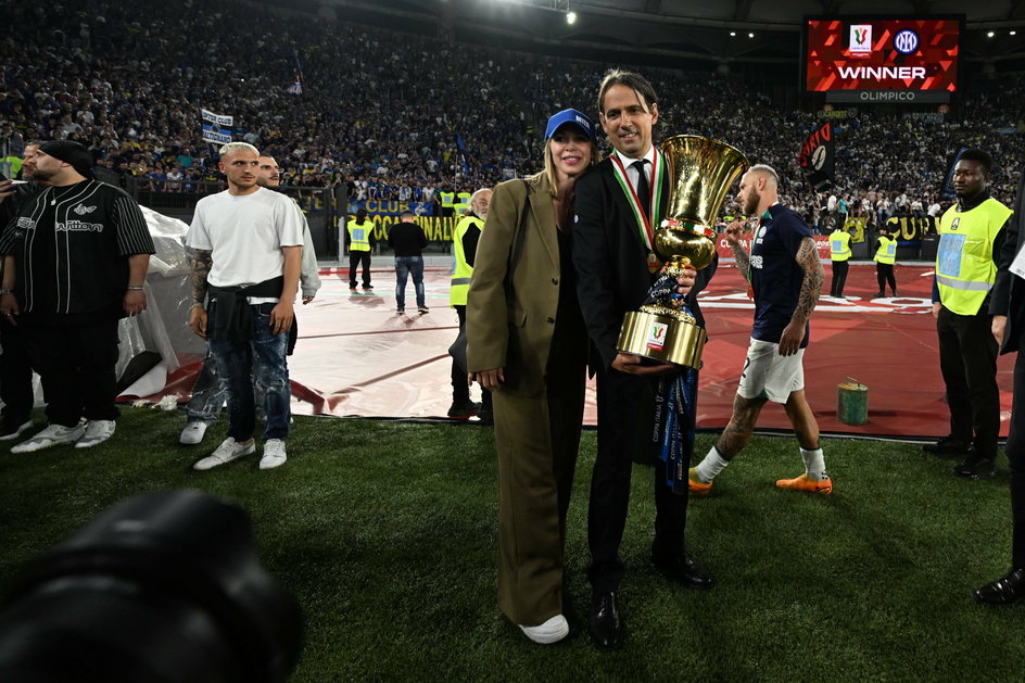 Simone Inzaghi z trofeum za zdobycie Pucharu Włoch 2022/23