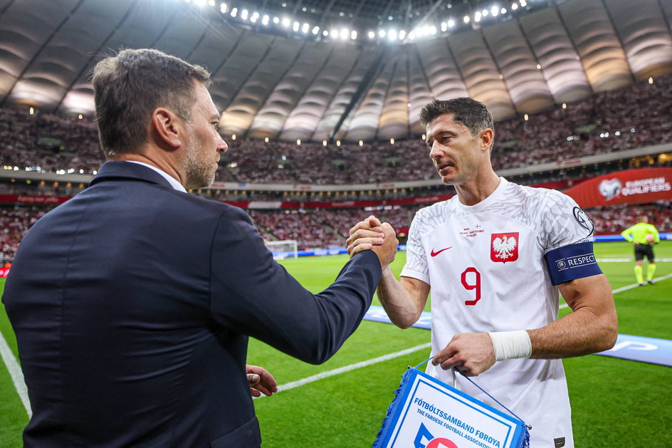 Jakub Kwiatkowski (PZPN) i Robert Lewandowski przed meczem z Wyspami Owczymi